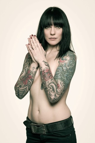Josje, 34, Tattoo-Shop-Besitzerin, DJ: „Mit 15 haben sich meine Mutter und ich das gleiche kleine Tribal gemeinsam tätowieren lassen. Eigentlich wollte ich das ‘Guns N`Roses’-Kreuz mit den Totenköpfen. Aber ich durfte nicht. Schon als ich klein war, fühlte ich mich von den tätowierten Menschen am Strand angezogen. Dann bekam ich einen Job in einem Tattoo-Shop. Manche Dinge passieren einfach. An meinen Beinen habe ich Sammelsurium an tätowierten Symbolen – unter anderem einen Piraten-Totenkopf mit Herz, der für den Song ‘Pirate love’ des Sängers Johnny Thunders steht. Mein Ex-Mann hat das gleiche Tattoo – es lässt uns wie verrückt tanzen und macht einfach nur glücklich. Vielleicht möchte ich mich noch auf dem Rücken tätowieren lassen, Bauch und Brust bleiben aber frei.“