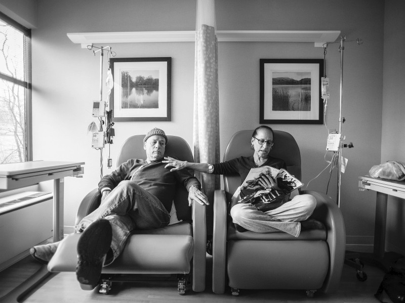 Die US-Fotografin Nancy Borowick hat in ihrer Langzeitreportage „A Life In Death“ das Leben ihrer gleichzeitig an Krebs erkrankten Eltern dokumentiert. 