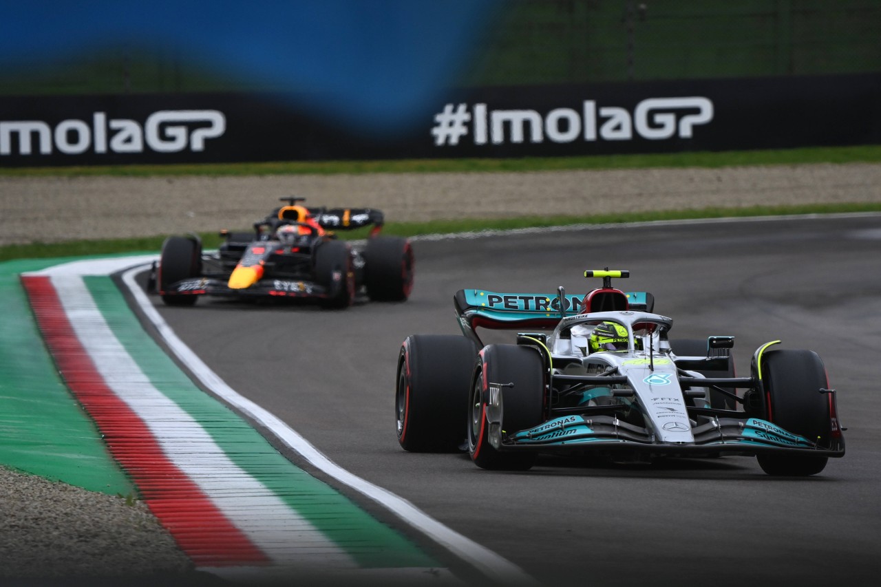 Formel 1: Max Verstappen überrundet Lewis Hamilton.