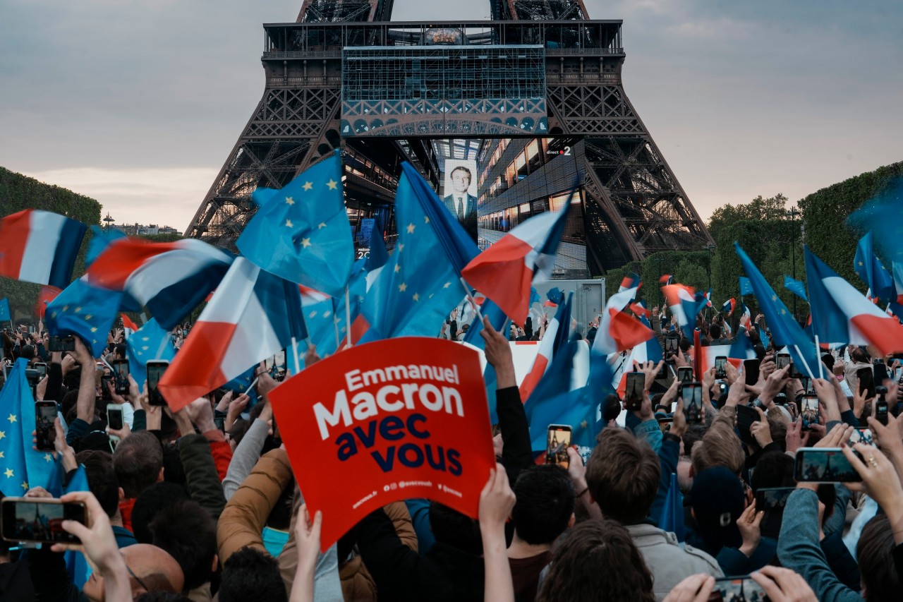 Frankreich-Wahl: Emmanuel Macron wurde erneut zum Präsidenten gewählt, und seine Anhänger feierten die Wiederwahl am Sonntagabend rund um den Eiffelturm.