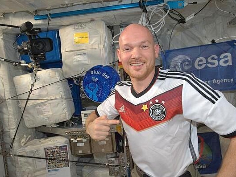 Unter den deutschsprachigen Tweets des Astronauten war das der populärste. Es ist kein Foto aus dem Fenster, sondern ein Bild auf der ISS: Nach dem WM-Finale schickte der Experte in Sachen Sterne den Gruß zum vierten Stern ans DFB-Team.