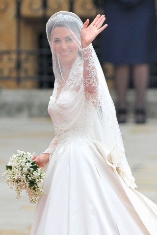 Herzogin Catherine bestach am 29. April 2011 mit einer spitzenbesetzten Kreation aus dem Hause Alexander McQueen. 
