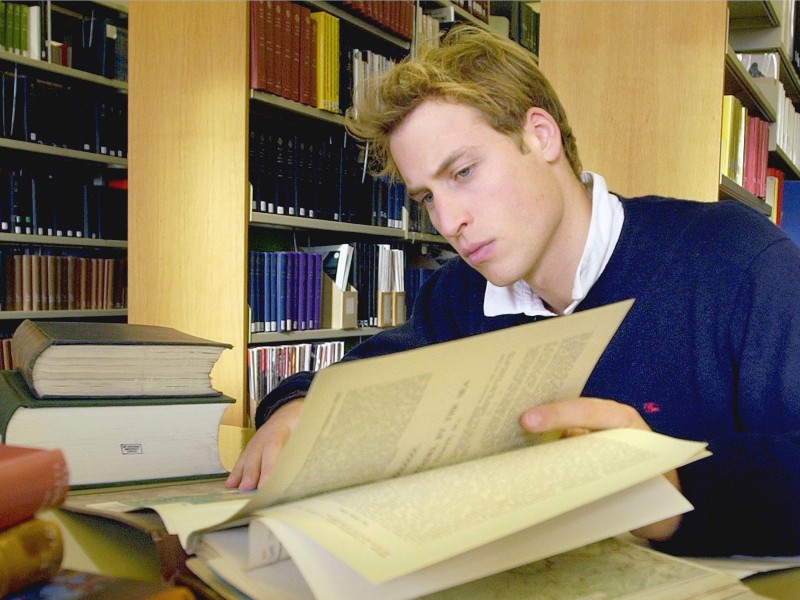Im schottischen St. Andrews besucht William ab 2001 die Universität, beginnt erst ein Studium der Kunstgeschichte, wechselt dann zur Geografie, worin er im Jahr 2005 seinen Abschluss machte. 