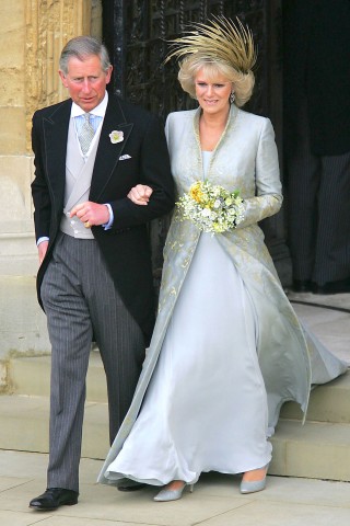 Rund 20 Jahre später führt Charles seine zweite Frau Camilla Parker-Bowles vor den Traualtar. 
