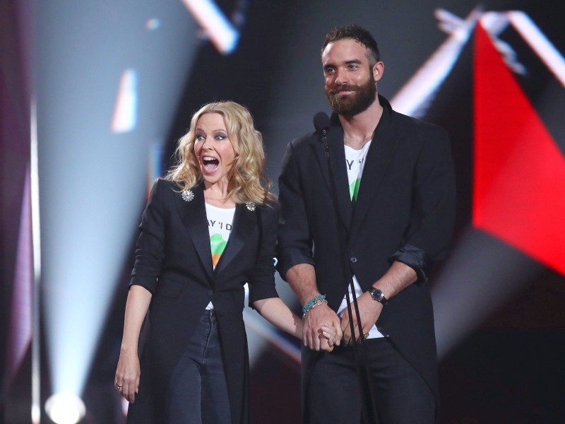 Ein Bild aus glücklichen Tagen: Pop-Star und Schauspielerin Kylie Minogue hat im Februar ihrem Verlobten und Schauspieler Joshua Sasse den Laufpass gegeben.