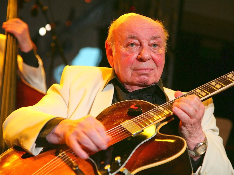 Coco Schumann, Jazz-Gitarrist, Swing-Legende und KZ-Überlebender, ist tot. Er wurde 93 Jahre alt. 