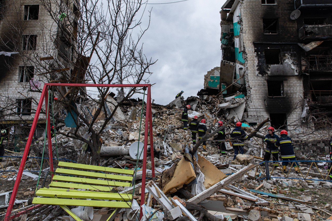 Der Ukraine-Krieg fordert viele Menschenleben, oft können Leichen erst spät gefunden werden, weil sie in den Trümmern liegen.