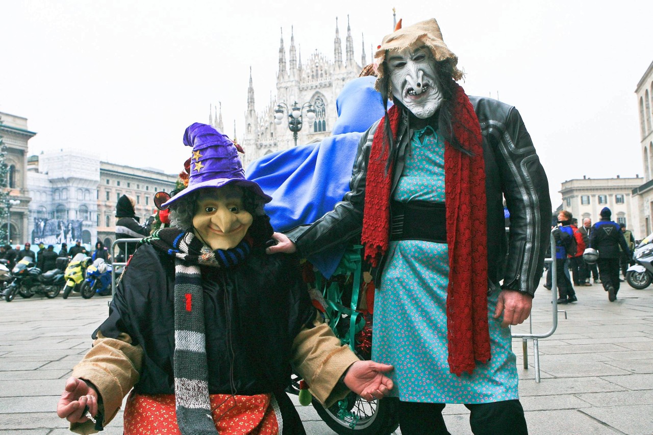 Als „Befana“ verkleidete Menschen feiern in Italien die Vorweihnachtszeit. 