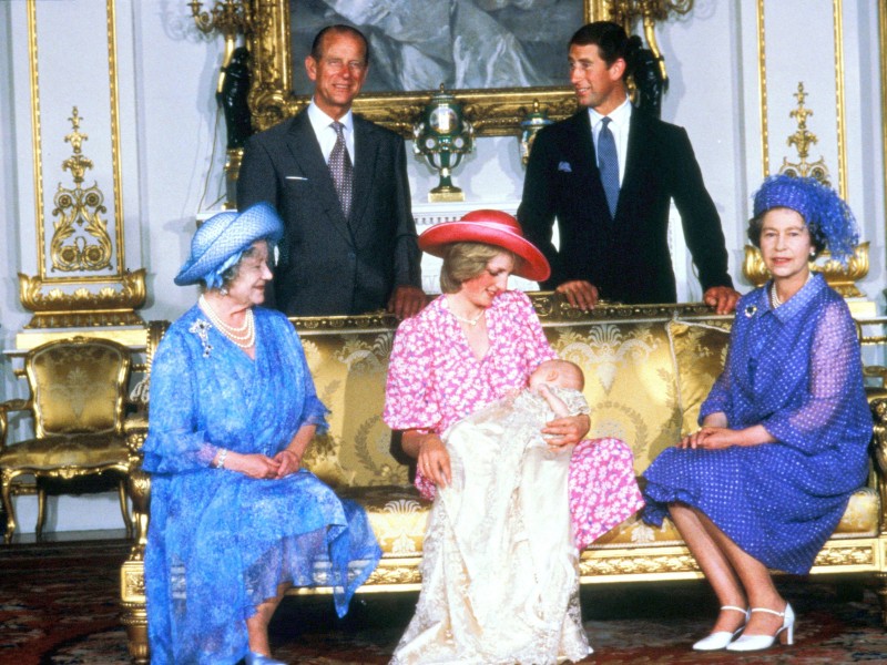 Nach der Taufe am 4. August 1982 gibt es ein offizielles Foto der königlichen Familie: Lady Diana sitzt zwischen der Königinnenmutter Elisabeth und Königin Elisabeth II, dahinter stehen der Ehemann der Königin Prinz Philip, Duke of Edinburgh (l.) sowie Prinz Charles.