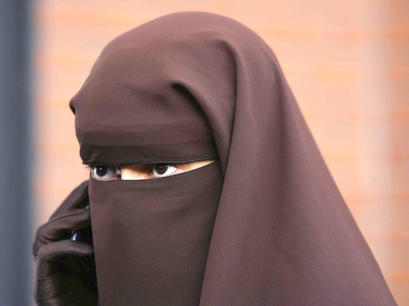 Das zweite traditionelle Kleidungsstück der Vollverschleierung ist der sogenannte Niqab. Der Unterschied zur Burka besteht darin, dass die Augenpartie sichtbar ist. Seinen Ursprung hat der Niqab in der Beduinen-Kultur auf der Arabischen Halbinsel, er diente in erster Linie als Sonnenschutz. Es gibt wie auch bei den anderen Kleidungsstücken diverse Variationen. Der einfache Niqab wird hinter dem Kopf verknotet, eine andere Variante wird mit einem Stirnband befestigt. Vor allem... 