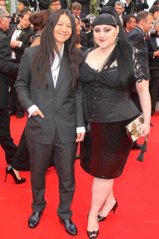 Die ehemalige „Gossip“- Frontfrau Beth Ditto heiratete 2013 ihre langjährige Freundin Kristin Ogata auf Hawaii. Nach der Legalisierung folgte dann 2014 die Trauung in Beths US-Heimatstaat Oregon.
