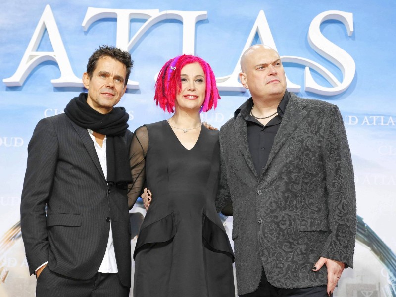 2012 brachten Lana und Andy gemeinsam mit dem deutschen Filmemacher Tom Tykwer (l.) den Erfolgsstreifen „Cloud Atlas“ in die Kinos. In einem Werbevideo bezeichnete sich Lana das erste Mal als transgender. 