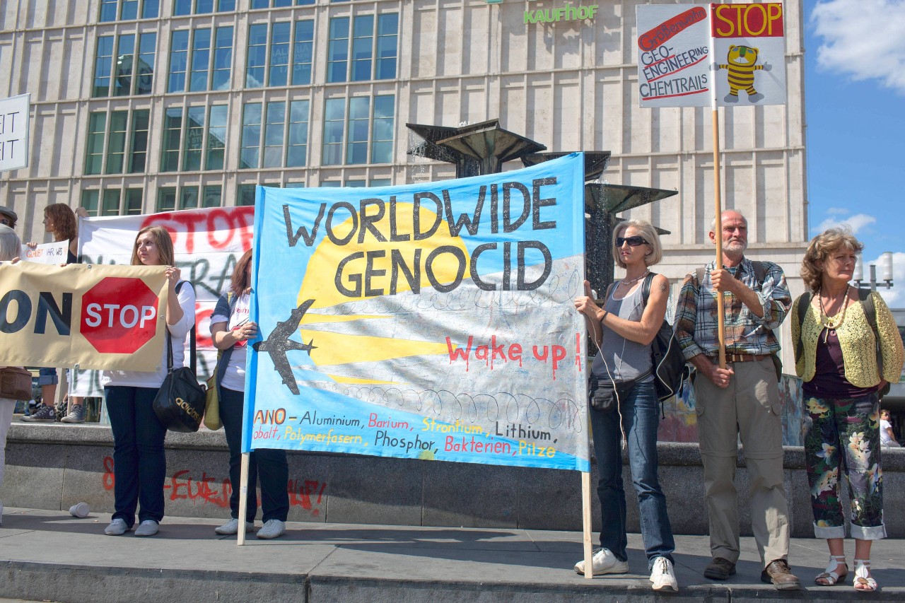 Chemtrails machen manchen Menschen wirklich Angst. Das Bild entstand in Berlin, als Demonstranten gegen das Vergiften von Ernten, Wettermanipulation und Gedankenkontrolle protestierten. 