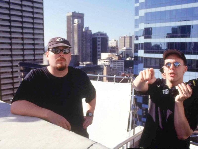 Die Wachowski-Brüder Andy (l.) und Larry im Jahr 1999. Die beiden Amerikaner schufen Filme wie „Matrix“ und „V wie Vendetta“ und wurden weltbekannt. 