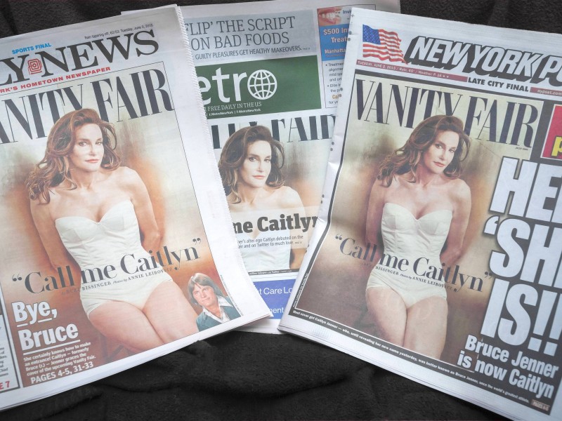 In den 1980ern hatte Jenner angefangen, Hormone zu nehmen, der Prozess der Geschlechtsangleichung begann. 2015 dann das öffentliche Outing: Jenner gibt bekannt, als Transfrau zu leben. Im Juni des gleichen Jahres ist Caitlyn Jenner auf der Titelseite der „Vanity Fair“ zu sehen – abgelichtet von Star-Fotografin Annie Leibovitz.