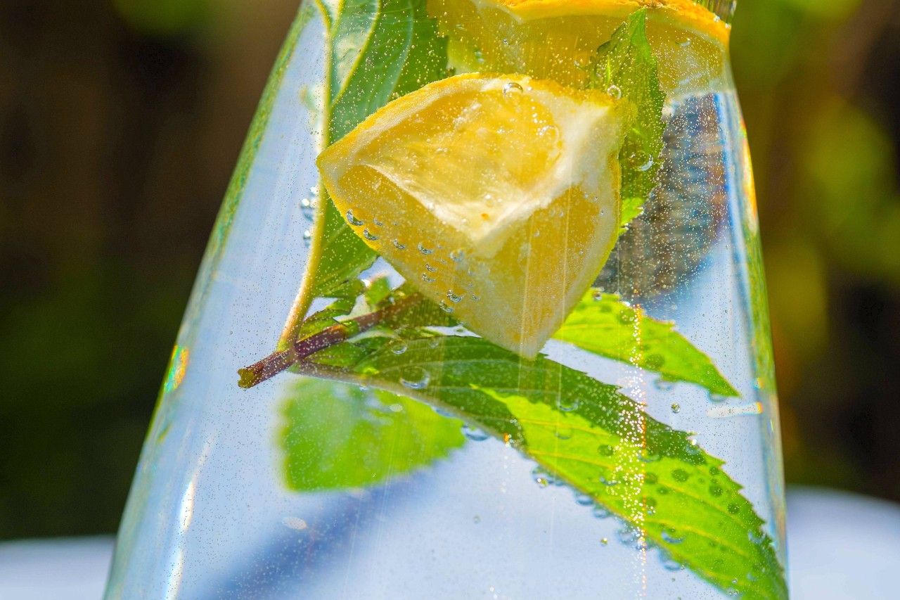 Schon an normalen Tagen sollte ein Erwachsener mindestens 1,5 bis 2 Liter Flüssigkeit zu sich nehmen – am besten in Form von Mineralwasser, ungesüßten Früchte- oder Kräutertees, Fruchtsaftschorlen oder Gemüsebrühe. An heißen Tagen ist der Bedarf deutlich höher.