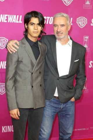 Hollywood-Regisseur Roland Emmerich („The Day After Tomorrow“) hat 2017 in Los Angeles seinen Lebensgefährten Omar de Soto geheiratet. 