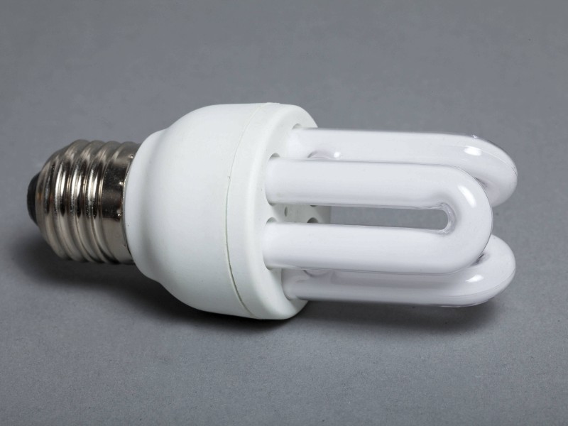 Die Kompaktleuchtstofflampe gilt als Prototyp der Energiesparlampe. Ihr Licht wird in der Regel etwas heller als das von alten Glühbirnen wahrgenommen. Das ist aber eigentlich besser, schließlich erreichen die Energiesparlampen höhere Farbtemperaturen. Das heißt, dass sie näher an natürlichem Sonnenlicht liegen, als alte Leuchten.