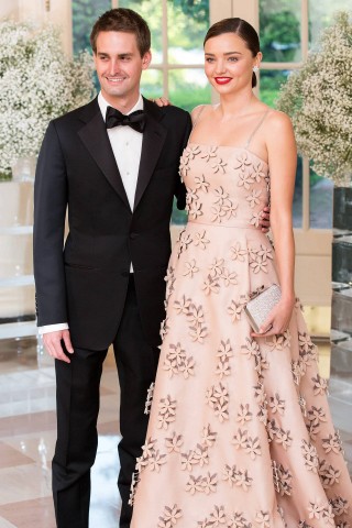 Das australische Topmodel Miranda Kerr gab ihrem Verlobten, Snapchat-CEO Evan Spiegel, im Mai das Jawort. Es ist die zweite Ehe für den ehemaligen Victoria’s-Secret-Engel. Sie war bereits mit dem englischen Schauspieler Orlando Bloom verheiratet. Die beiden haben einen Sohn. 