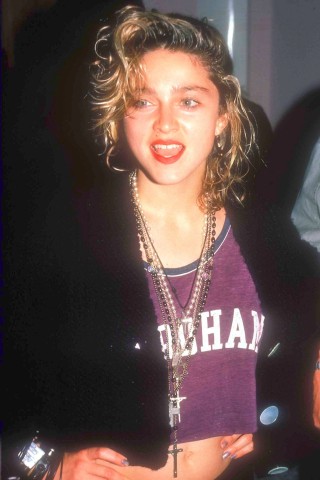 Madonna im Jahr 1985. Mittlerweile hat sich die Sängerin, Schauspielerin und Produzentin einige Schönheitskorrekturen geleistet. Wir zeigen, welche Promis sich ebenfalls auf den Weg zum Beauty-Doc gemacht haben. 
