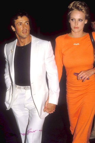 Sie scheint auf Muskeln zu stehen: Die medienträchtige Ehe zwischen Action-Ikone Sylvester Stallone („Rocky“, „Rambo“) und der dänischen Kult-Blondine hielt vom 15. Dezember 1985 bis 13. Juli 1987. 