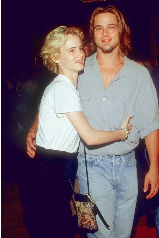 Gewusst? Brad Pitt war von 1990 bis 1993 mit Schauspielkollegin Juliette Lewis liiert. Sie verliebten sich am Set von „Zum Sterben viel zu jung“. 