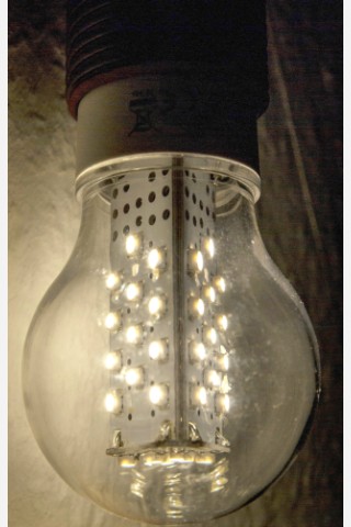 LED-Leuchtmittel sind nicht nur mit hohen, sondern auch niedrigen Farbtemperaturen zu erhalten. Die kleinen LEDs lassen sich in fast jeder Form verbauen und sind damit sowohl in der Form wie auch im Leuchtverhalten eine echte Alternative zur alten Glühbirne – nur das sie stromsparend sind und damit auch kostengünstiger.