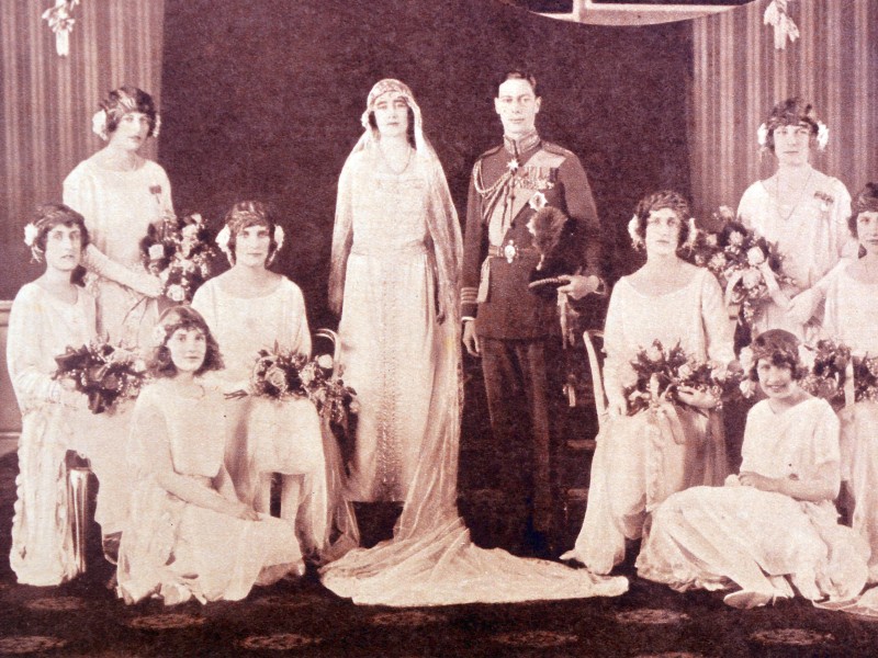 Im Volksmund hieß sie nur Queen Mum: Das Brautkleid von Lisbeths Mutter Lady Elizabeth Bowes Lyon fiel etwas unspektakulärer aus, als sie 1923 den späteren König Georg VI ehelichte. 