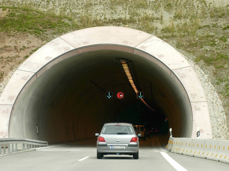 30. August 2016: In den letzten Stunden vor Jahresende wurden die Mindener Polizeibeamten zu ihrem wohl ungewöhnlichsten Einsatz des Jahres gerufen: Ein Mann traute sich nicht, durch einen Tunnel zu fahren. Er leide an einer Tunnelphobie, schilderte er am Telefon. Wendemöglichkeit? Fehlanzeige. Die Beamten rückten aus. Eine Polizistin fuhr das Auto durch den 1730 Meter langen Weserauentunnel, ihr Kollege lenkte den Mann mit Smalltalk ab und fuhr ihn im Streifenwagen durch den Tunnel.