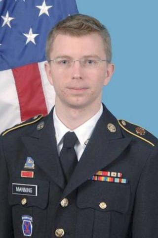 Whistleblower Bradley Manning hatte mit seinen Enthüllungen eine Lawine ins Rollen gebracht und die Plattform Wikileaks zu einer weltweit gefürchteten Kraft gemacht. Die US-Armee griff hart durch. Früher als IT-Spezialist der US-Armee im Irak eingesetzt, war Manning 2013 unter anderem wegen Spionage zu 35 Jahren Militärhaft verurteilt worden. In der Haftzeit unterzog sich Manning einer Geschlechtsumwandlung.