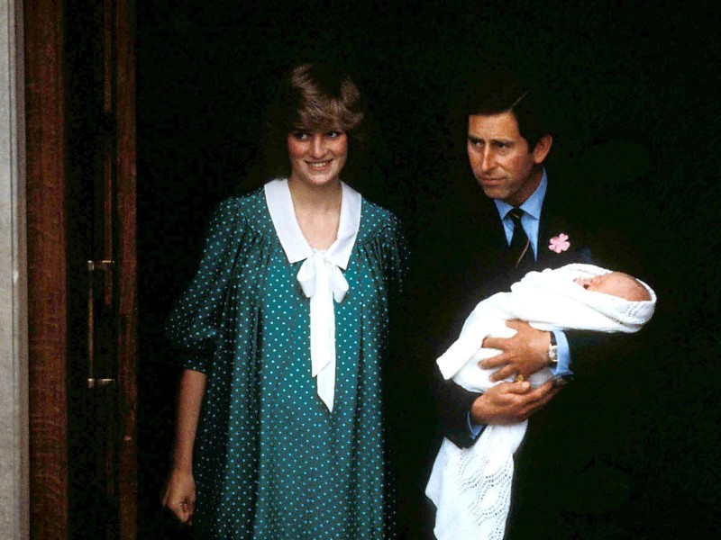Stolz tragen die Eltern Prinz Charles und Prinzessin Diana ihren Erstgeborenen, Prinz William, Duke of Cambridge, aus dem Krankenhaus. Der britische Prinz erblickte am 21. Juni  1982 in London das Licht der Welt.