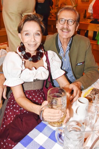 Im Dirndl und Janker genossen Schauspielerin Monika Peitsch und ihr Ehemann Dr. Sven Hansen-Höchstaedt die Bierzelt-Atmosphäre. 