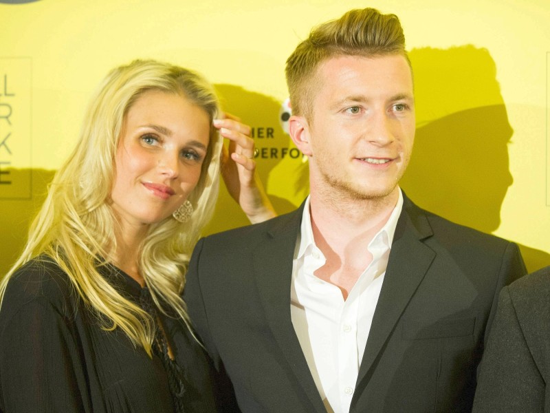 Scarlett Gartmann ist die Frau an der Seite des deutschen Fußball-Stars Marco Reus. Das Model und der BVB-Kicker machten im Februar 2016 ihre Beziehung öffentlich. Das Paar wohnt in einem Haus südlich von Dortmund.
