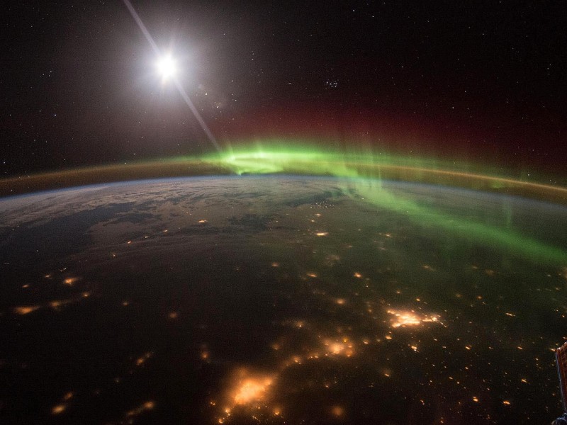 Auch im Jahr 2016 zeigt die amerikanische Raumfahrtbehörde Nasa spektakuläre Bilder von und aus dem Weltall. Ein majestätisches Bild der Erde bei Nacht mit Polarlichtern hat Scott Kelly gemacht.