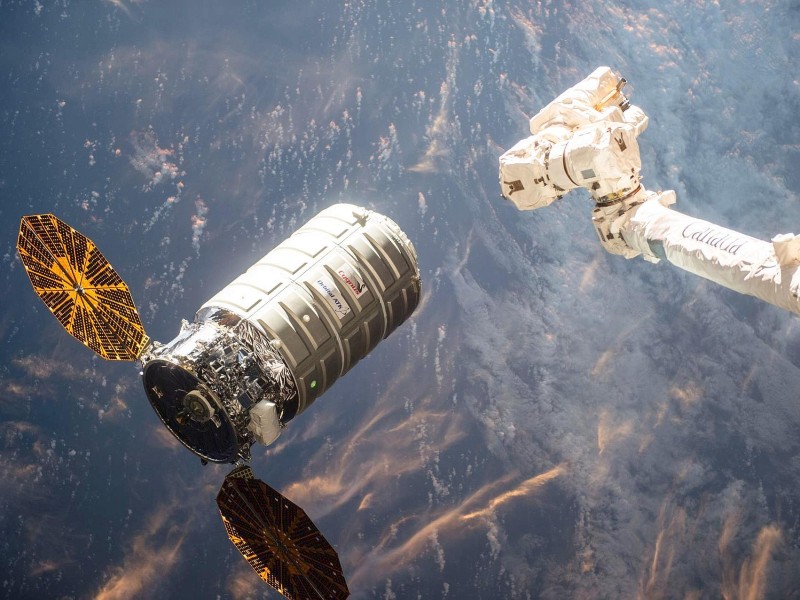 Ein unbemanntes Raumfahrtfrachtschiff kurz vorm Andocken an die Internationale Raumstation im März 2016. Der fünfte Frachtflug lieferte Ausrüstung für Experimente und Expeditionen.