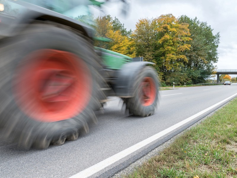 Oktober 2017: Auf der Autobahn 1 zwischen Hamburg und Bremen war Ende Oktober 2017 ein Traktor ziemlich langsam unterwegs. Als die Polizei den 18-jährigen Fahrer stoppt, stellt sich heraus, dass er unter Drogeneinfluss stand – vermutlich hatte er Cannabis konsumiert.