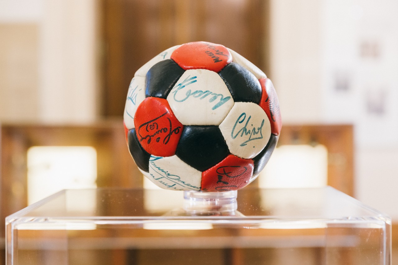 Ein unscheinbarer Lederball entpuppt sich als Stück Fußballgeschichte. Der WM-Ball von 1974 ist übersät mit Autogrammen der brasilianischen Nationalspieler.
