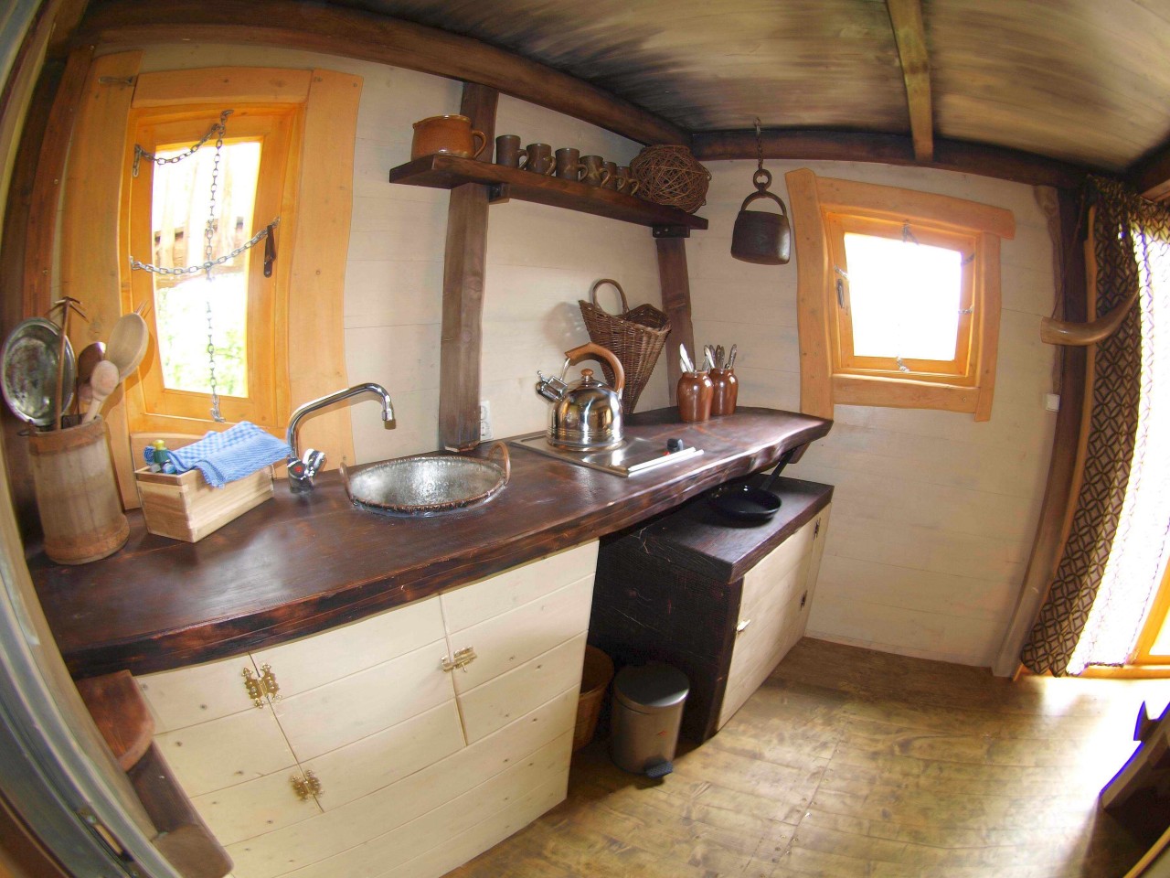In der kleinen Küche können sich die Baumhaus-Bewohner selbst versorgen.