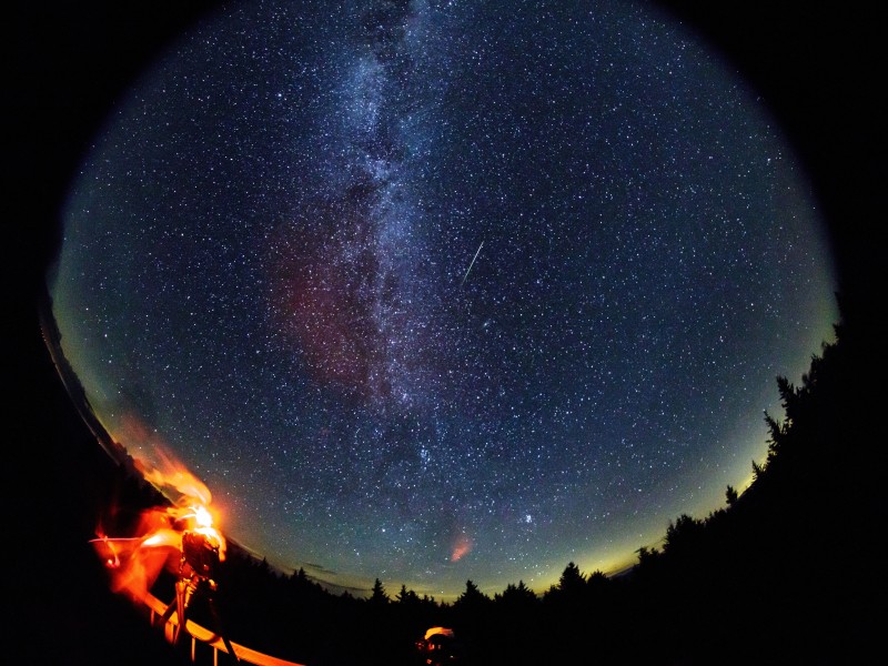 Eine Langzeitbelichtung (30 Sekunden) des jährlich stattfindenden Sternschnuppenschwarms namens Perseiden am 12. August 2016.