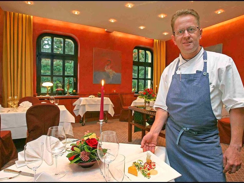 Henri Bach, Küchenchef des „Résidence“: „Nein, kein Kartoffelsalat mit Würstchen, das finde ich zu Weihnachten auch recht einfallslos“, sagt Bach. „Bei uns gibt es einen Feldsalat mit Kartoffel-Speck-Dressing und gebratener Wachtel, Petersilienwurzelcreme, Rinderfilet mit Gratin, Kartoffeln und Bohnen.“