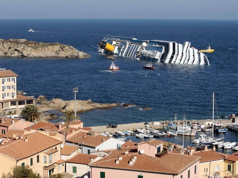 ...liegt das havarierte Schiff vor der Insel Giglio an der West-Küste Italiens. Das Unglück geschah am Freitag,...