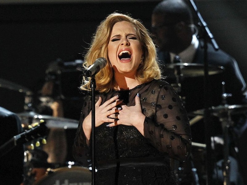 ...seit ihren Stimmband-Problemen sang Adele auch wieder öffentlich, nämlich...