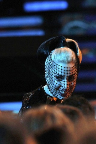 ...blieb Lady Gaga. Statt Fleischkleid (wie bei den MTV Video Music Awards anno 2010) trug sie Fischnetz vor dem Gesicht.