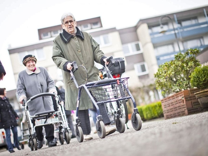 ...drehten, nach einer Einführung im Gebrauch des Rollators,...
