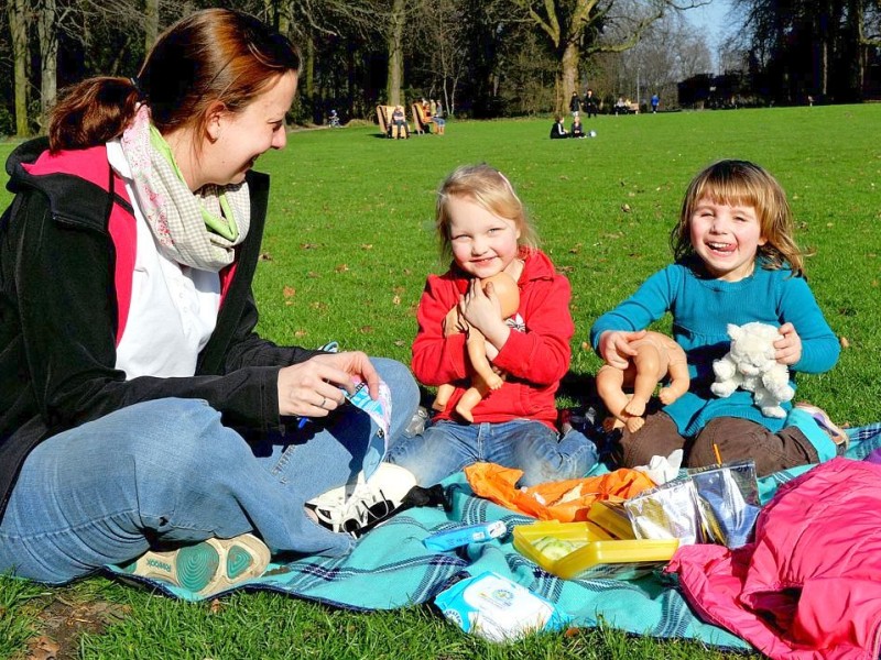 ...nutzen die ersten Sonnenstrahlen für einen Ausflug in den Kaisergarten in Oberhausen.