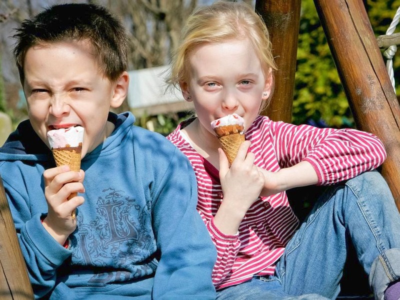 Tim und und Hanna freuen sich über ihr erstes Eis im Garten in Voerde Friedrichsfeld.