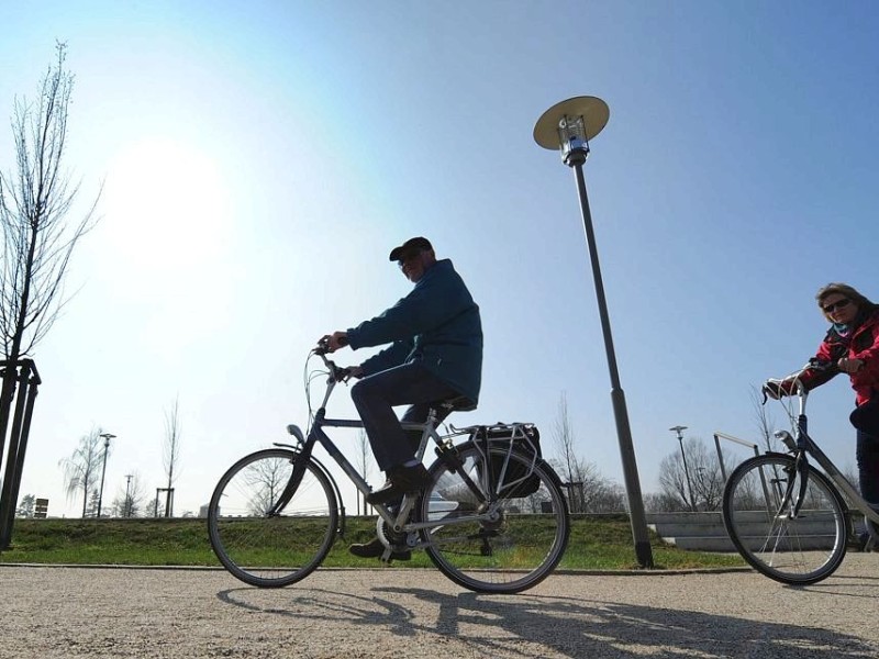 ...nutzen  Fahrradfahrer die milden Temperaturen...