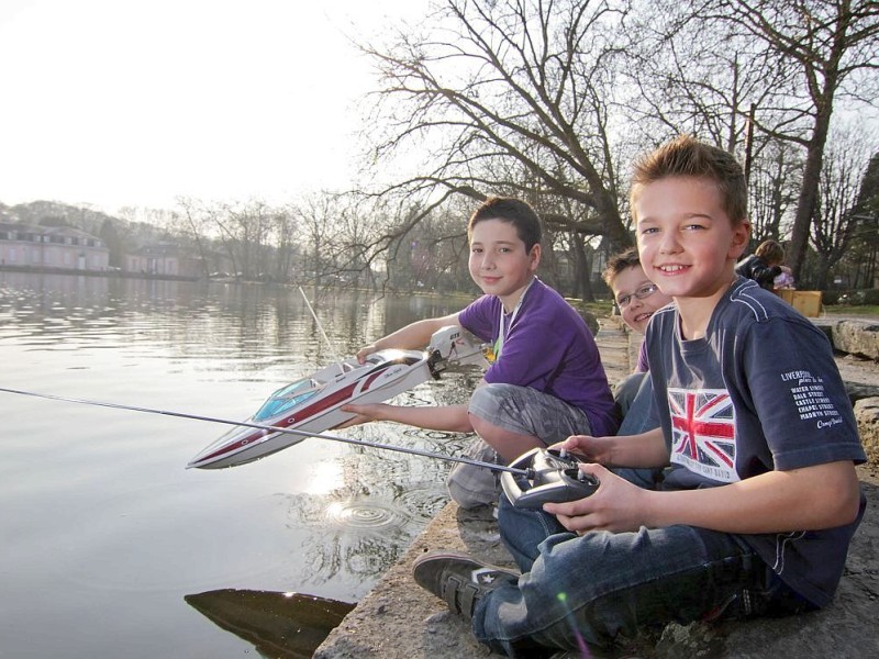 Vor dem Benrather Schloss wird der Teich zur Rennstrecke für ein ferngesteuertes Boot umfunktioniert.