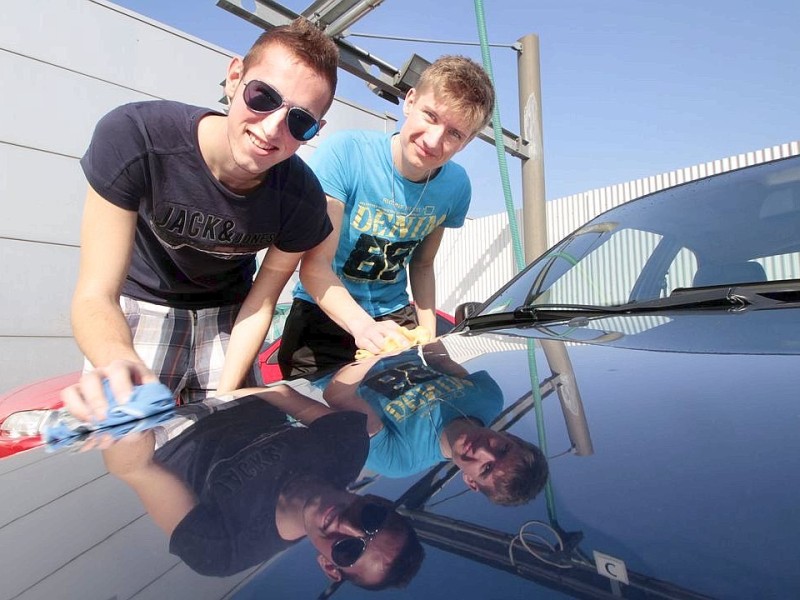 PS-Begeisterte in Hattingen nutzen den Frühling, um ihre Autos auf Hochglanz zu polieren.