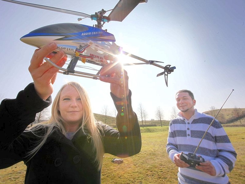 ...im Erin-Park wird ein Modellhubschrauber ausprobiert, und...